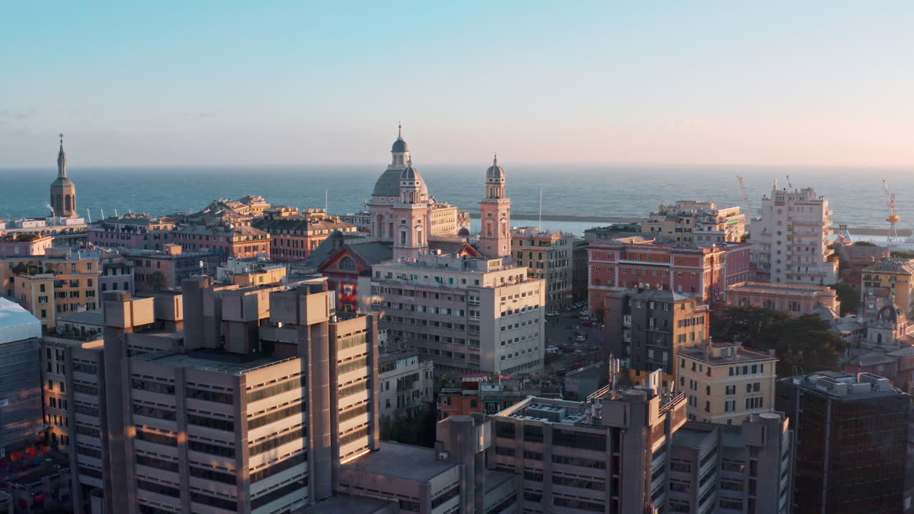 이탈리아 제노아의 카리냐노에 있는 바실리카 디 산타 마리아 아순타의 공중 전망