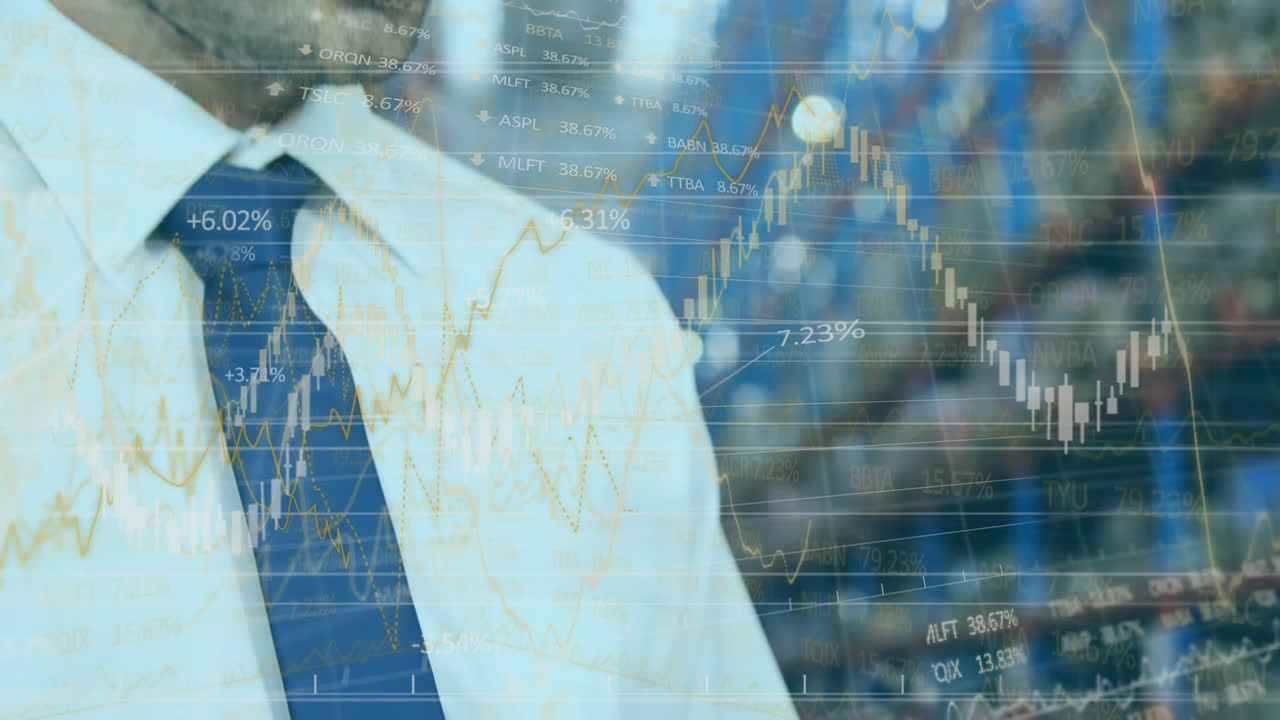 창고에서 디지털 태블릿을 사용하는 백인 사업가의 애니메이션