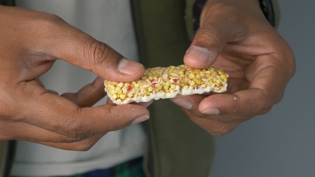 Barra de cereal sendo partida ao meio
