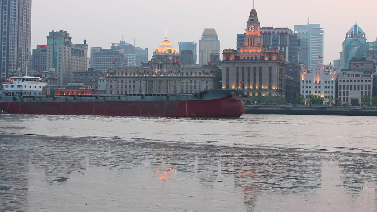 바지선은 흐릿한 날 1에 중국 상하이의 진주 강을 여행합니다.