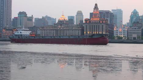 Barges-travel-on-the-Pearl-Río-in-Shanghai-China-on-a-hazy-day-1