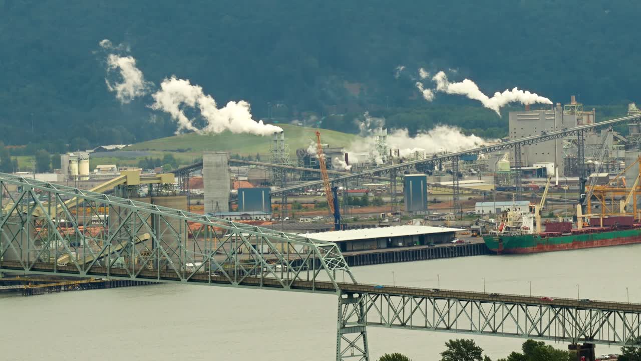 높은 관점에서 낮 동안 4k의 큰 강 항구와 해운 산업을 가로지르는 다리
