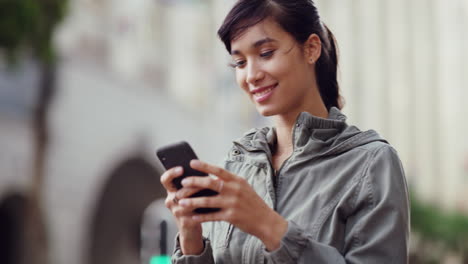 Imágenes-De-4k-De-Una-Mujer-Joven-Usando-Su-Teléfono-Celular