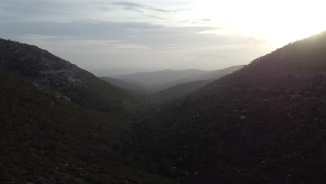 Parapente-Corriendo-Y-Volando-Desde-Una-Colina-Toma-Aérea-Pov