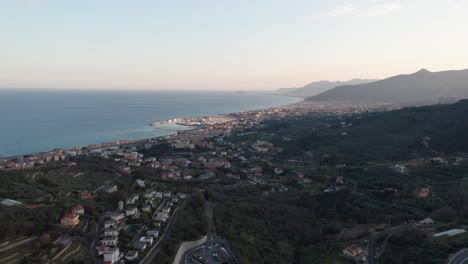 Revelación-Aérea-De-Una-Hermosa-Ciudad-Italiana-Cerca-Del-Mar-Mediterráneo