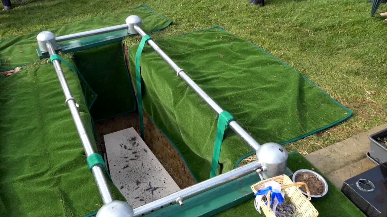 영구차나 예배당에 있는 장례식 관의 클로즈업 샷 또는 묘지의 매장