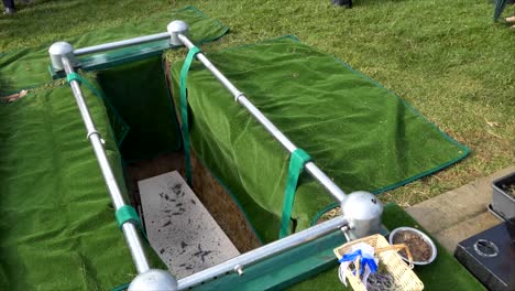 captura de pantalla de un ataúd funerario en un coche fúnebre o capilla o entierro en el cementerio