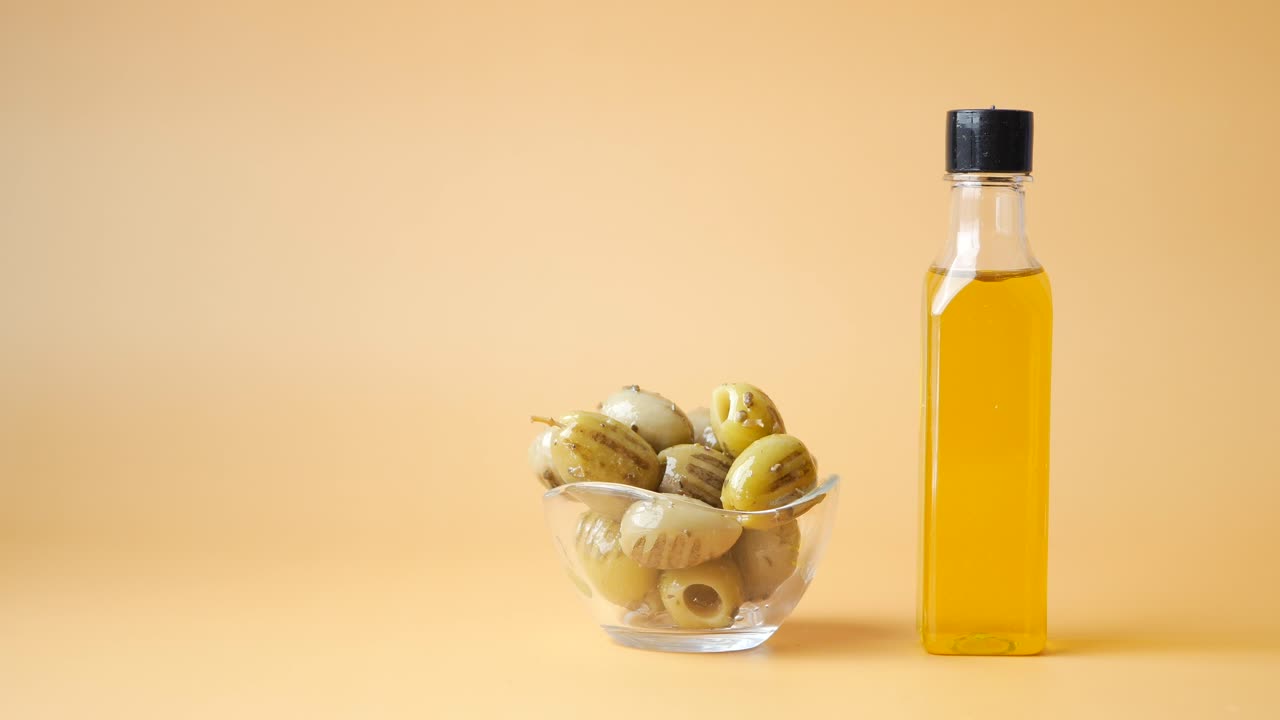 녹색 올리브와 올리브 오일