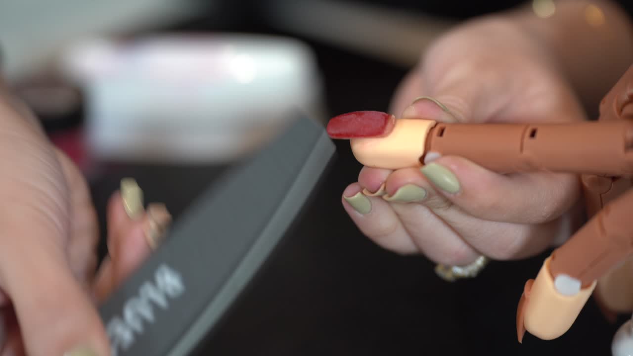 enseñando a hacer manicura en mano industrial - 4k