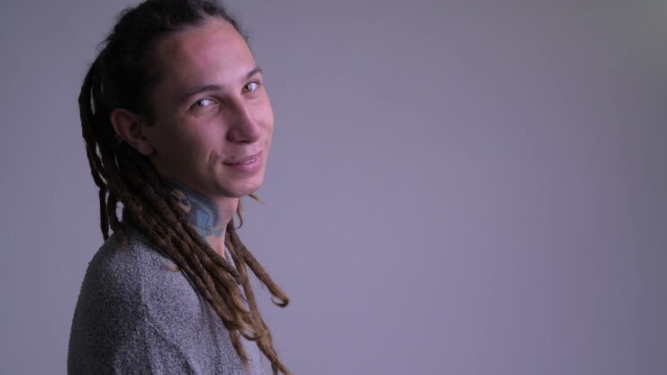 Giovane e affascinante uomo d'affari con i dreadlocks.