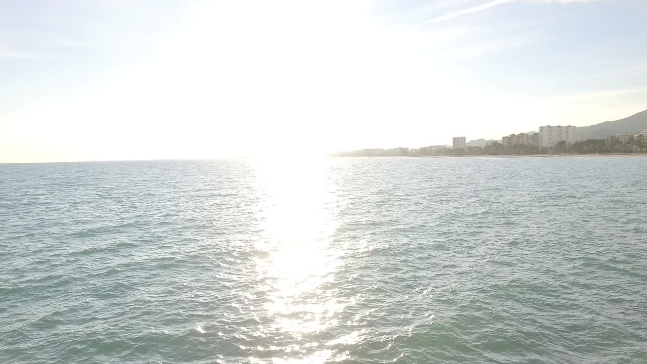 해변 호텔에서 끝나는 드론