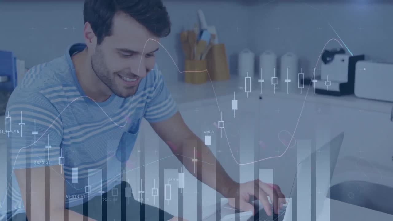 animación de datos financieros y gráficos que se mueven sobre el hombre caucásico usando una computadora portátil