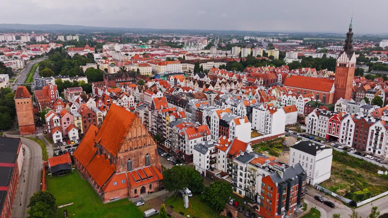 Overskyet luftfoto afslører historiske Elblag skyline med gotiske kirker og huse.
