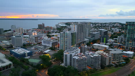 Luftdrohne-Von-Darwin-City-CBD,-Australien,-Bei-Sonnenuntergang-Oder-Sonnenaufgang-Mit-Sanftem-Lichtschein-Auf-Dem-Gebäude