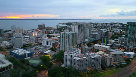 drones aéreos de la ciudad de darwin, australia, al atardecer o al amanecer con un suave resplandor de luces en el edificio.