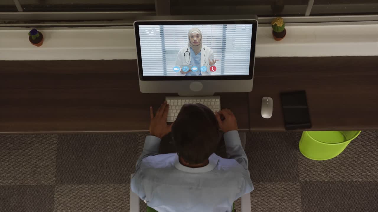 Vista dall'alto di un uomo in videoconferenza