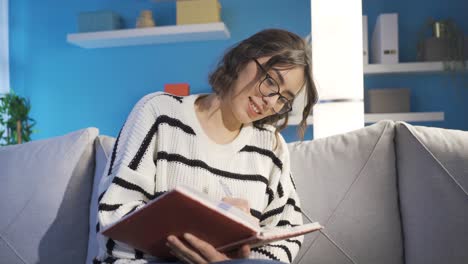 la mujer que escribe un diario por la noche, feliz y emocional.