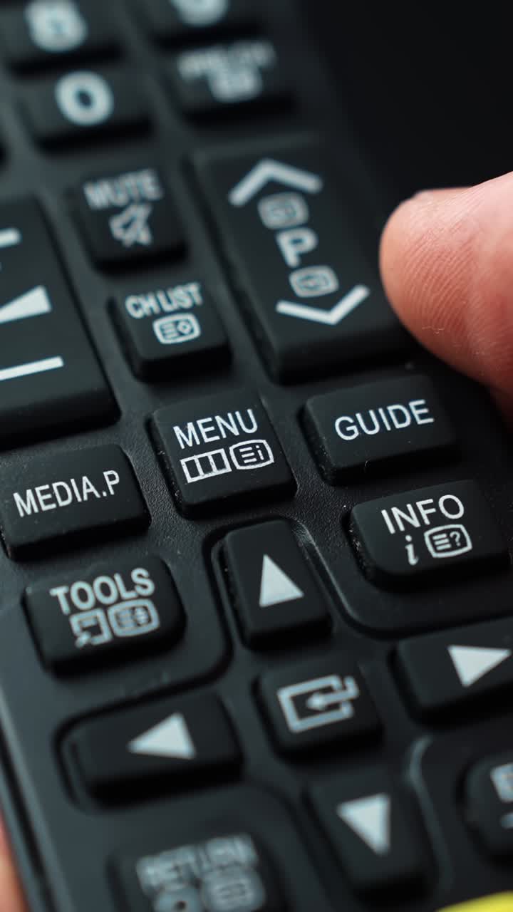 Plano detalhe de um dedo a pressionar MENU num comando de TV, com baixa profundidade de campo e um ambiente noturno acolhedor – ideal para configurações de smart TV, navegação em streaming e conceitos de suporte técnico