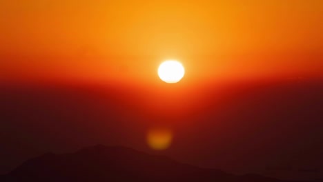 Kultiger-Sonnenaufgang-Im-Zeitraffer-über-Sunset-Peak,-Hongkong