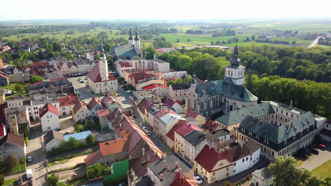 plaza del mercado del ayuntamiento de glogowek con la ciudad medieval en polonia