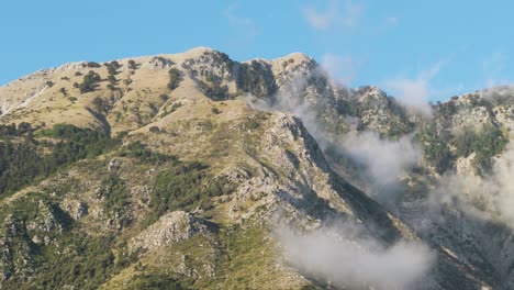 majestuosa montaña cuka partizan al pie de la cordillera durante el día del cielo azul, albania