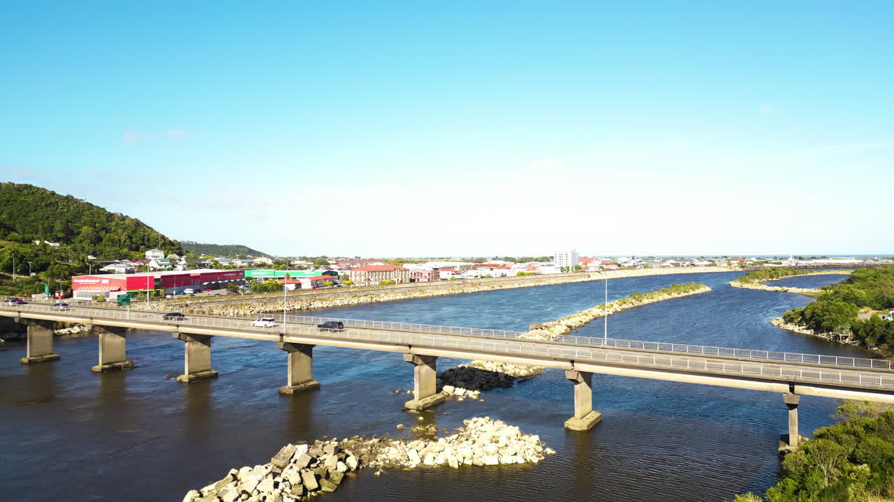 뉴질랜드 남섬 서해안 지역 에 있는 호키티카 마을 의 다리 에서 운전 하는 교통 차량 들 의 공중 사진