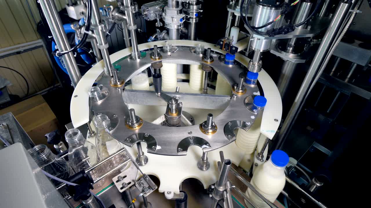 우유 병을 포장하는 빠른 모션 입니다.