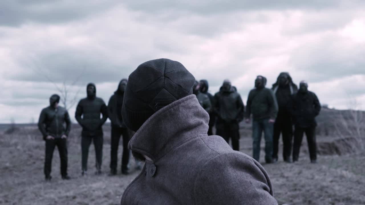 야외에서 모이는 마스크를 쓴 개인