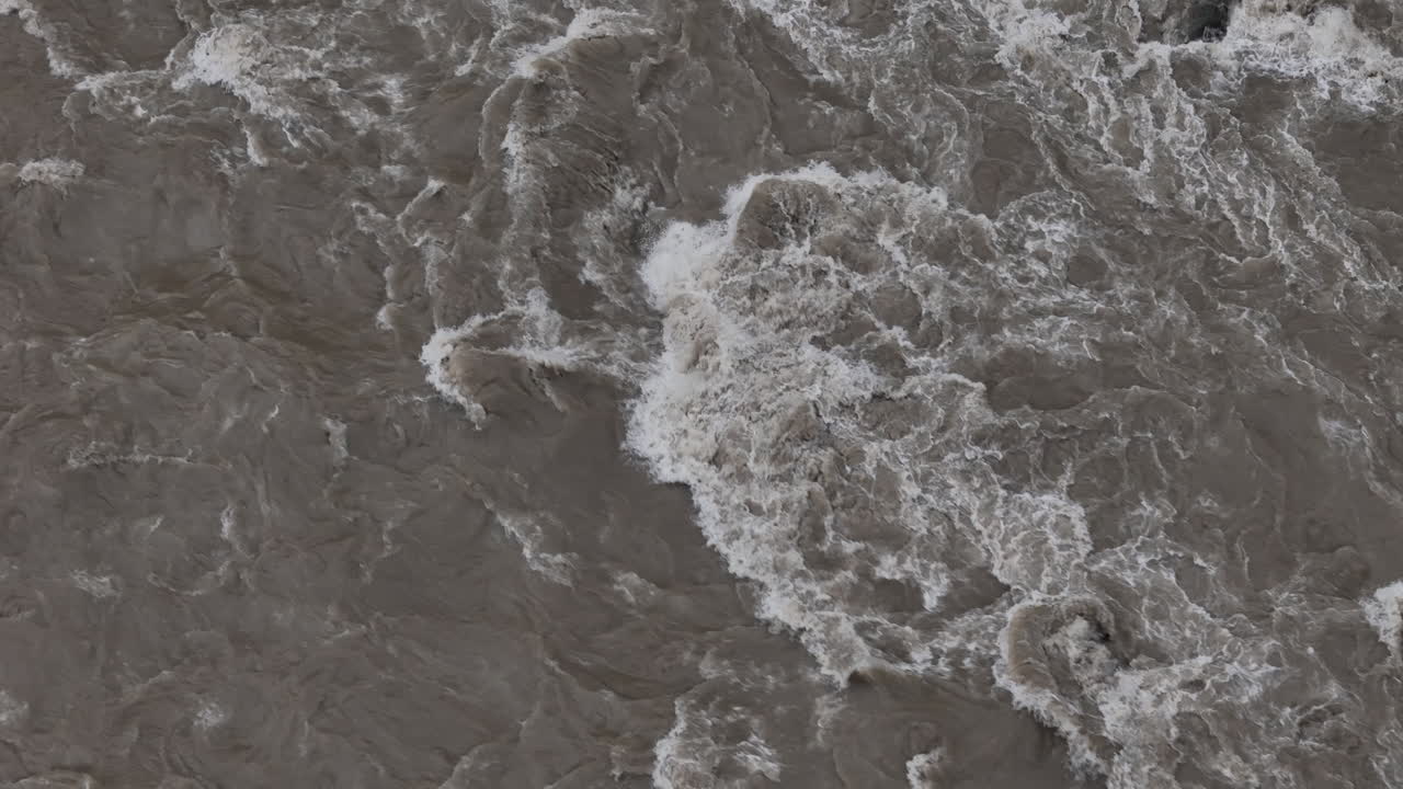 tomada de un avión no tripulado del río de nepal que experimenta fuertes lluvias e inundaciones del monzón