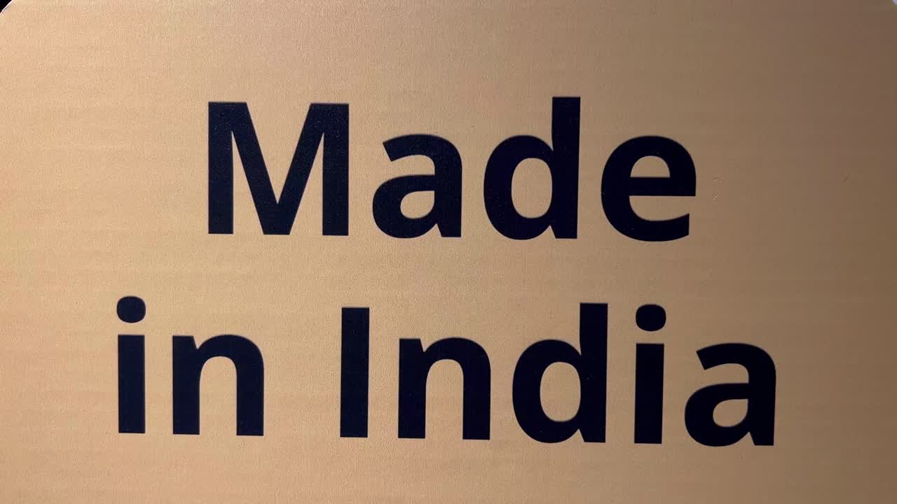 made in india가 쓰여진 주황색 보드의 클로즈업 샷