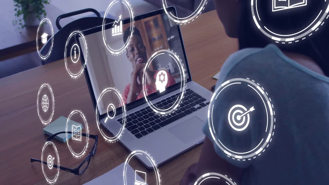 Persona che ascolta con maglietta azzurra appoggiata a un tavolo di legno con laptop, icone fluttuanti, spazio per il testo.