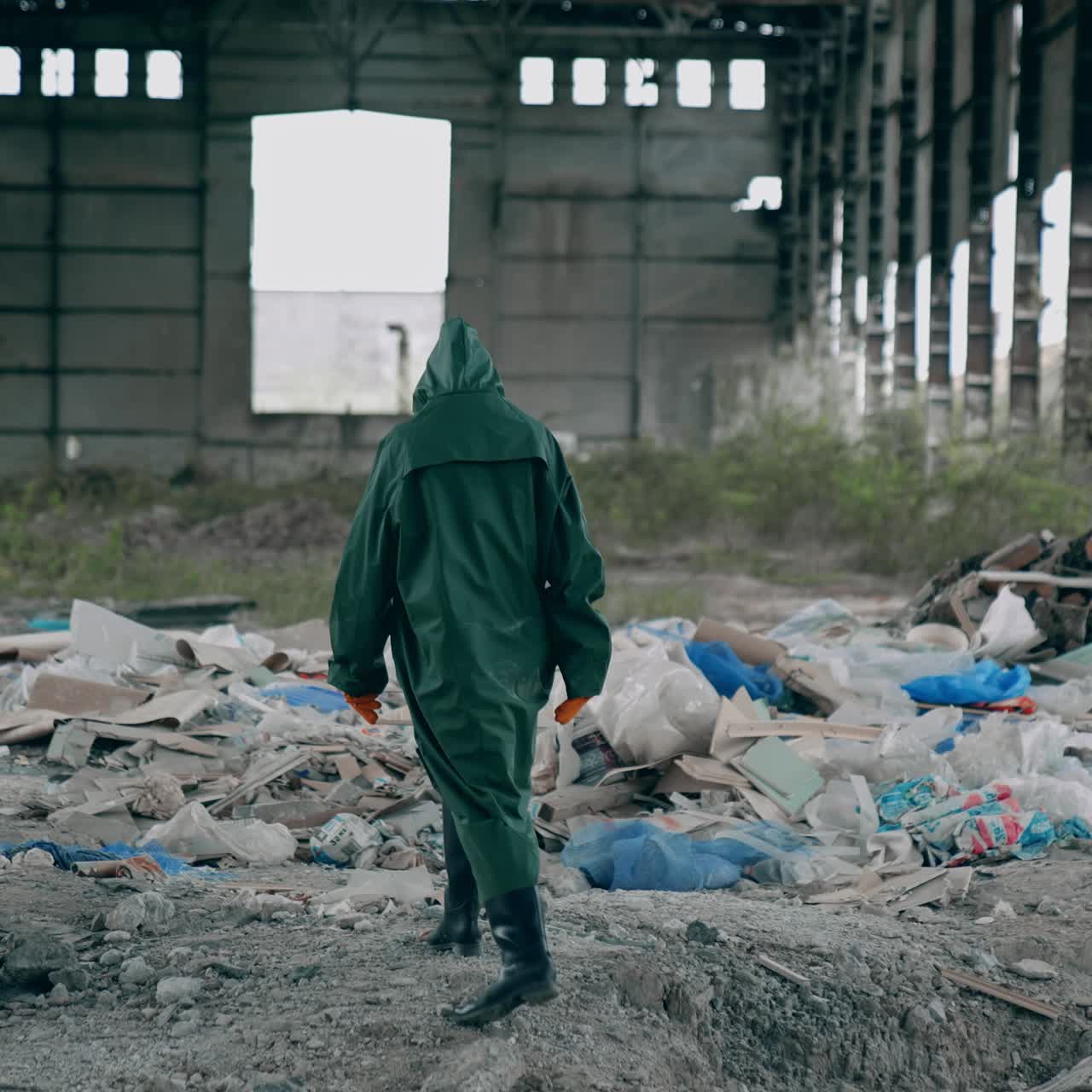 Uomo in tuta e mascherina protettiva. Persona in uniforme da rischio biologico in piedi nella città deserta