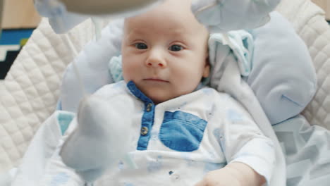 Klein-Zwei-Monate-Das-Baby-Liegt-In-Der-Wiege-Er-Schläft-Nicht-Lächelnd-Nahaufnahme