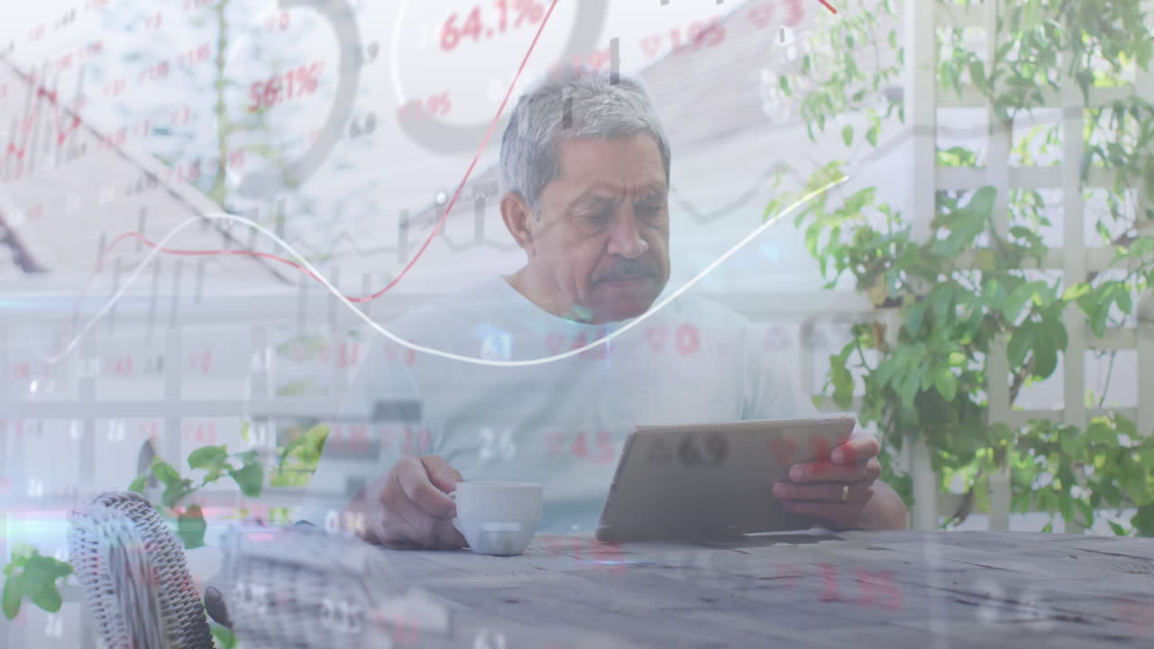 animación del procesamiento de datos financieros sobre un anciano que usa una tableta en casa