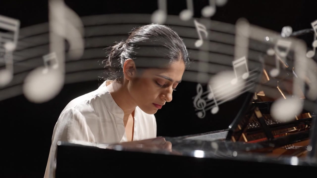 Una Musicista Suona il Pianoforte in Modo Accattivante, Circondata da Note Musicali Fluttuanti, Mettendo in Mostra la Sua Passione per l'Arte Attraverso il Linguaggio della Melodia e dell'Emozione