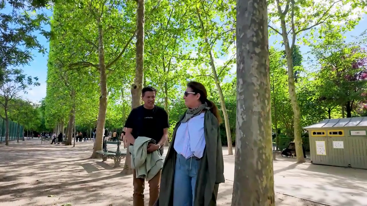 La gente pasea por el Jardín de las Tullerías en un luminoso día de verano en París, Francia.