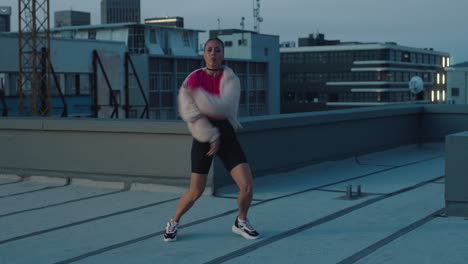 Mujer-Bailando-En-La-Azotea-Chica-Realizando-Baile-Hip-Hop-Divirtiéndose-Bailarina-De-Estilo-Libre-En-La-Ciudad-Urbana-Al-Atardecer