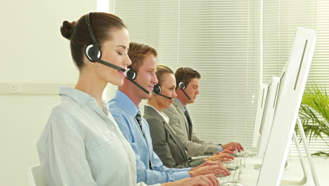 Equipo-De-Negocios-Trabajando-En-Call-Center-