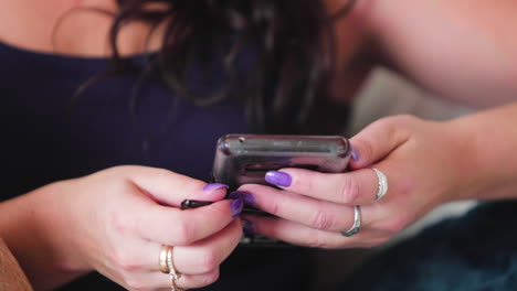 mujer de negocios profesional trabajando en su teléfono