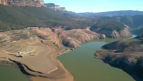 Dique-Del-Pantano-De-Sau-En-Cataluña,-España,-Intensa-Sequía-En-2024-Impresionantes-Vistas-Aéreas,-Sequía-En-Europa