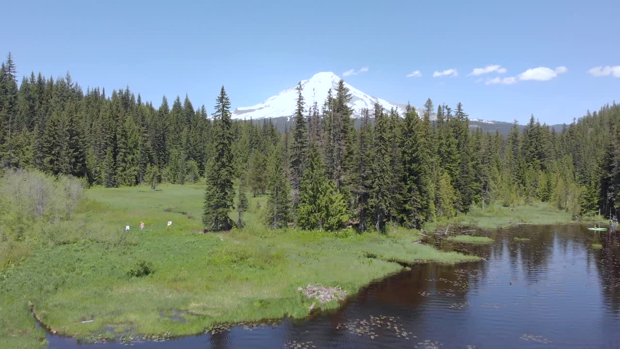 gente haciendo kayak en un lago de montaña
