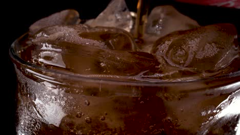 cola y hielo en vaso, cola vertida en un vaso con curvas con cubitos de hielo en aumento