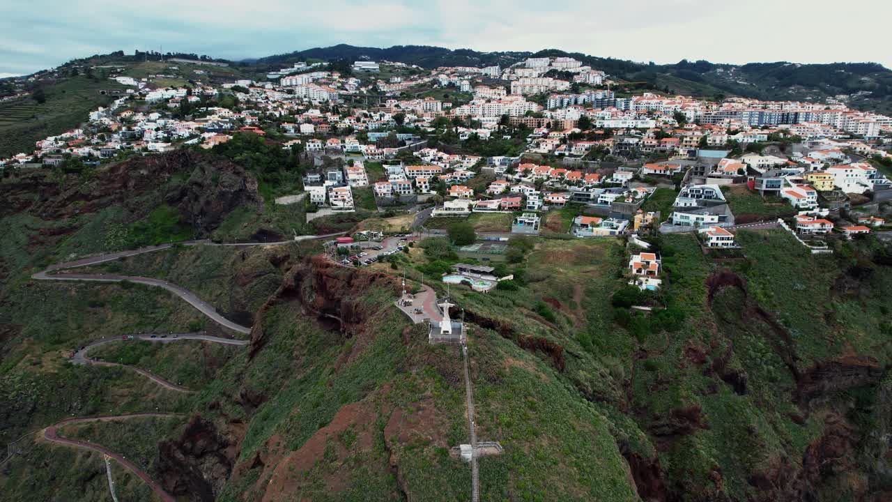 por el que se establece una vista aérea hacia la costa de la isla verde de ponta du garajau, madeira, portugal