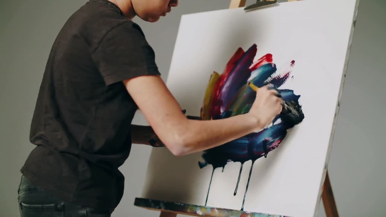 Kunstner i mørk T-shirt presser paletkniv i studiet, trækker maling og forfiner på lærredet, med plads til tekst.