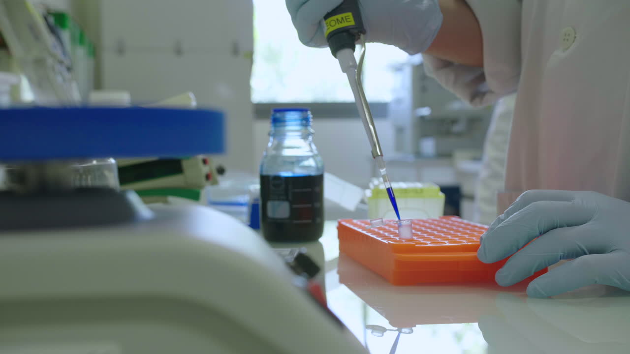 movimiento lento de un investigador usando una pipeta en un laboratorio. francia