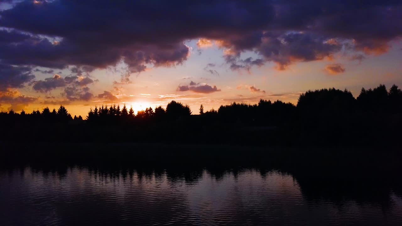 Atemberaubender Sonnenuntergang an einem See.