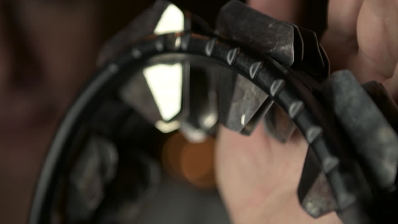 una grabación de un solo golpe de un sonajero de pandereta en un primer plano en cámara lenta