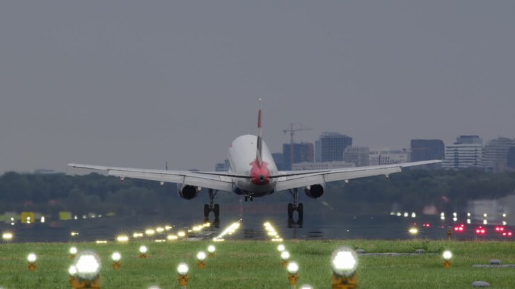 Atterraggio dell'aereo all'aeroporto