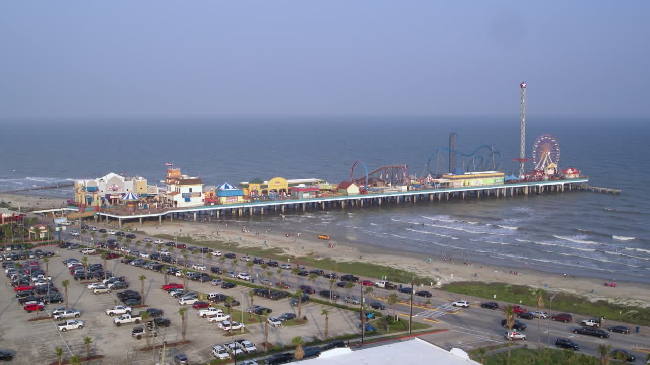 vista de drones del muelle de placer y la playa de galveston en galveston, texas