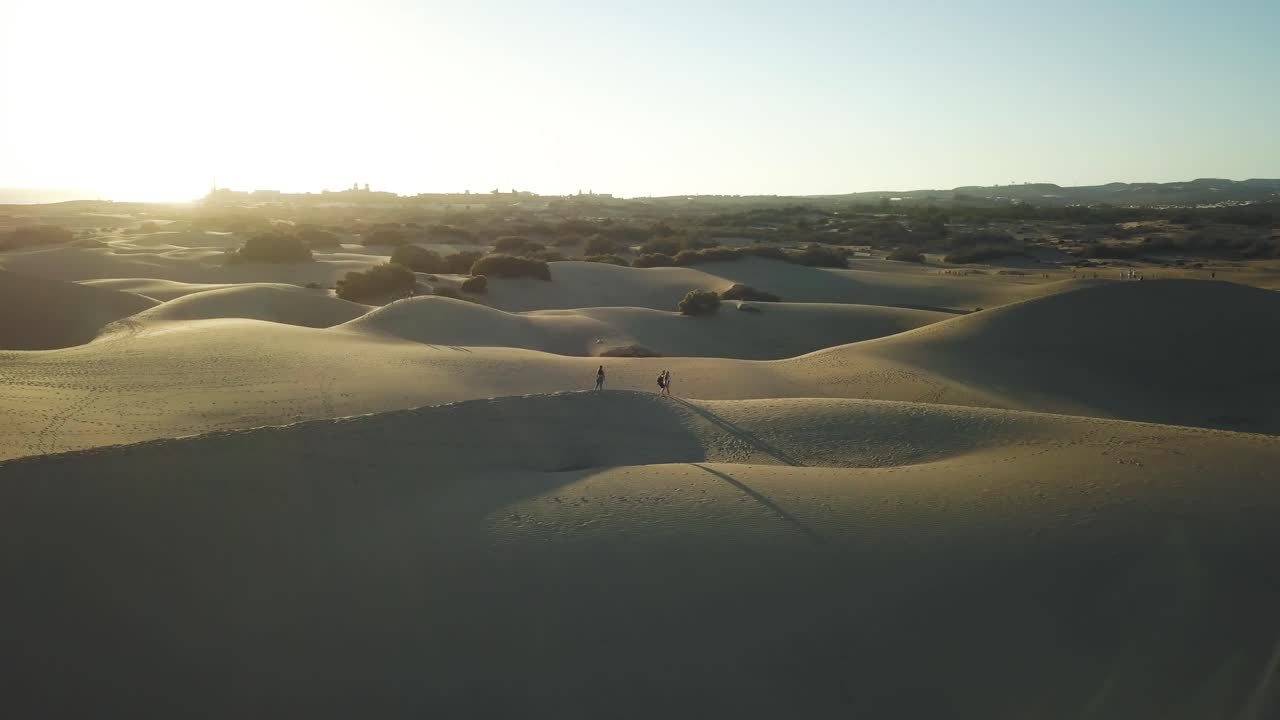 Beautiful 4K aerial footage of people standing on a sand dune in the desert - Maspalomas, Gran Canaria in Spain